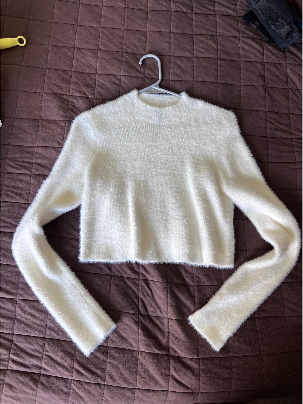 Kendall & Kylie Women's White Fuzzy Cropped Sweater Size S